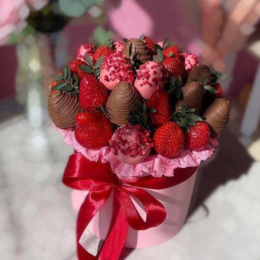 Клубника в шляпной коробочке