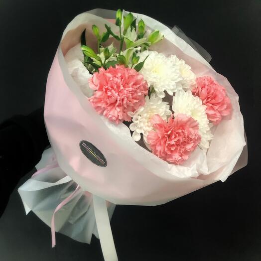 Сборный розовый букет из гвоздик и хризантемы