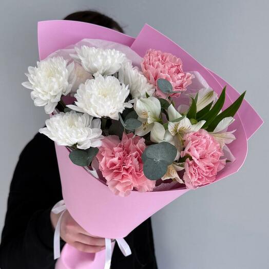 Букет из хризантемы, альстромерии, диантусов и эвкалипта