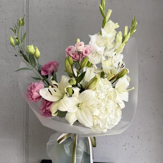 Шикарный букет с сезонными цветами