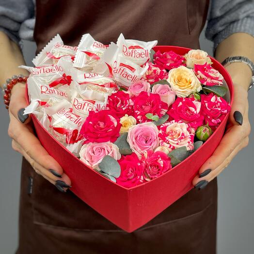 Кустовые розы и конфеты Raffaello в коробке сердце ♥️ для любимой