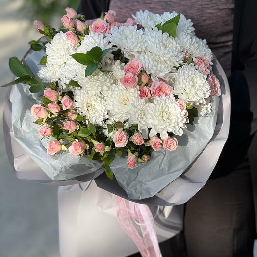 Кустовая роза с хризантемой