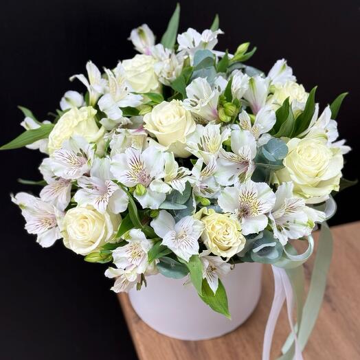 Цветы в коробке белые розы и альстромерии «Милейший»