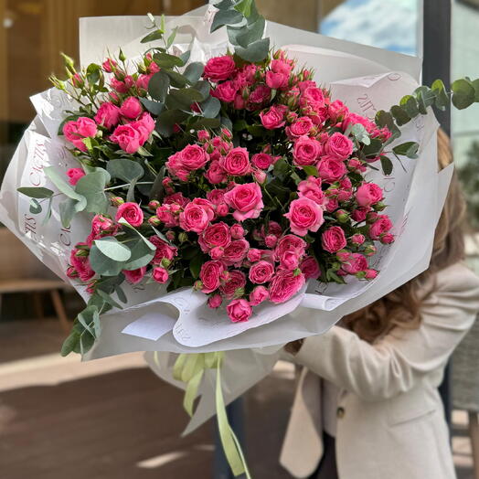 Авторский букет с кустовой розой «Sophie»