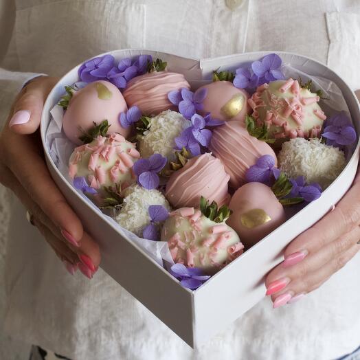Сердце с клубникой в шоколаде и гортензией