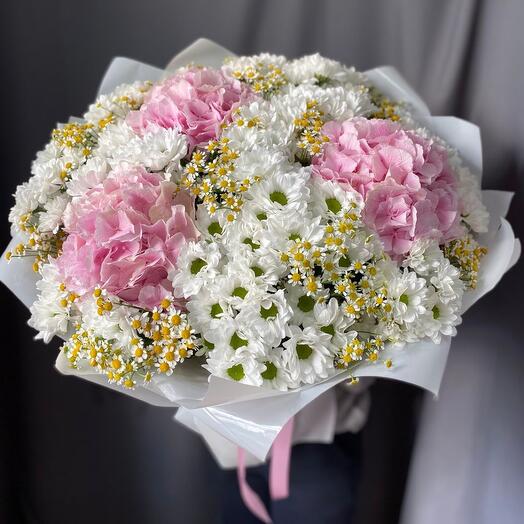 Авторский букет гигант из гортензий, хризантем и танацетума