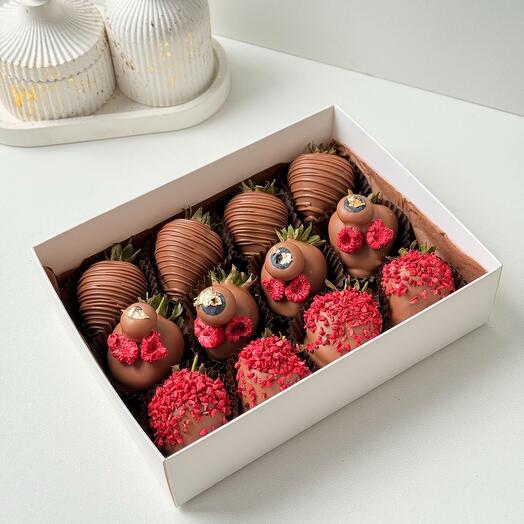 Клубника в шоколаде с голубикой в шоколаде 🍓