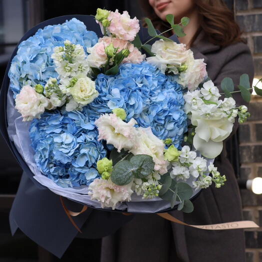 Голубой величественный букет с лизиантусом