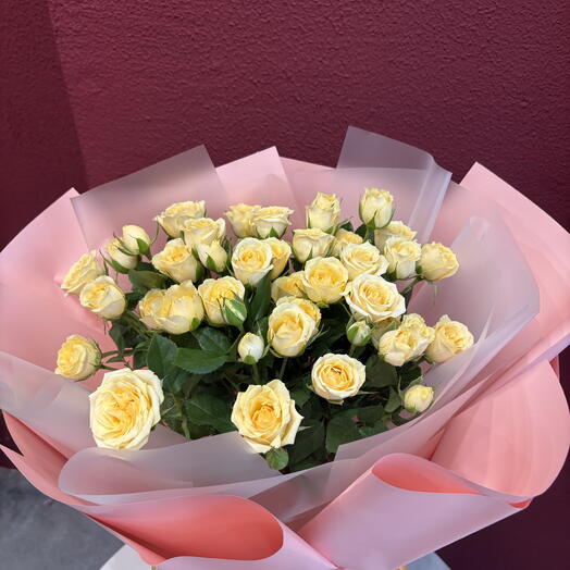 Нежный букет кустовых роз