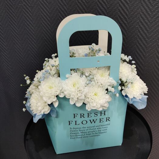 Кустовая хризантема и гипсофила в стильной сумочке Fresh flowers