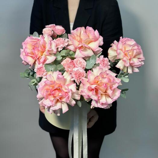 Композиция GF с французскими и пионовидными розами и диантусами