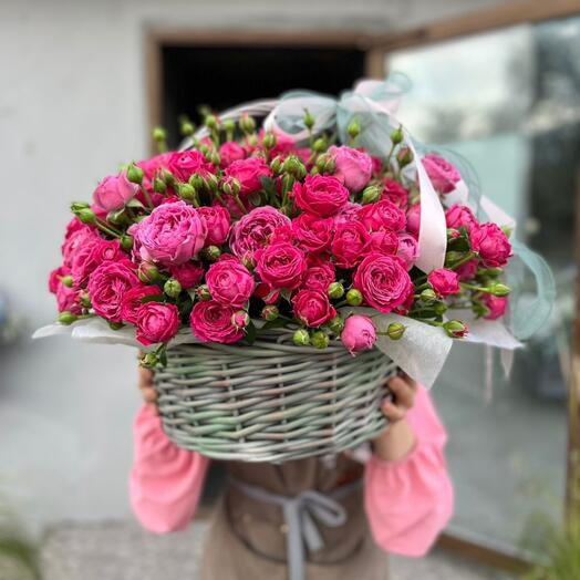 Розы кустовые в корзинке «Шармель»