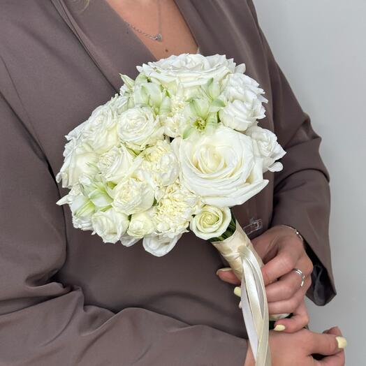 Букет невесты с розами, эустомой и альстромерией