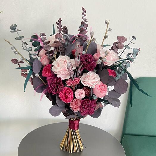 Букет "Изысканность" с розами, гвоздикой и эвкалиптом