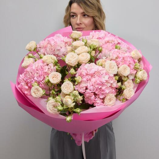 Яркий букет из гортензий и пион роз