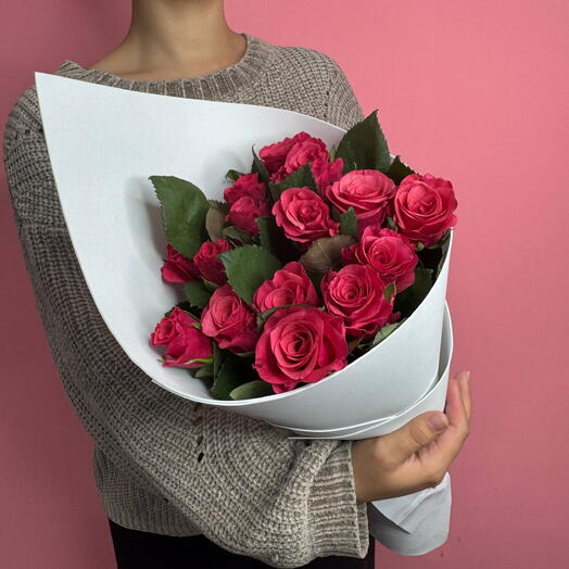 Букет 2212 | кулек из 15 малиновых роз 50 см