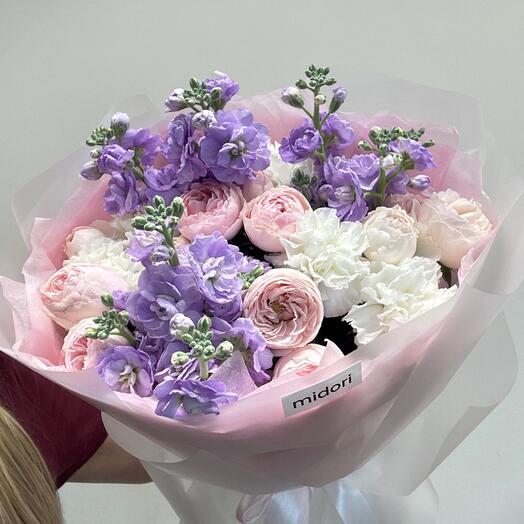 Нежный букет с пионовидными розами и маттиолой 💜