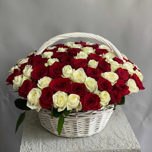 Корзина с былыми и красными розами (51 шт)