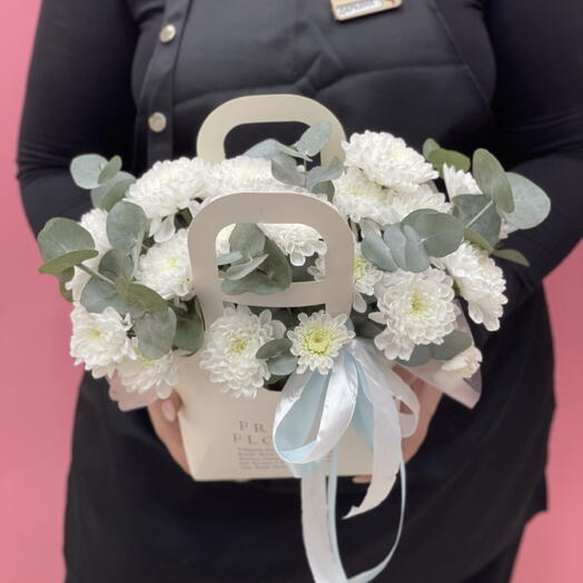 Белые хризантемы с эвкалиптом в сумочке