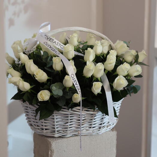 Корзина с белыми розами