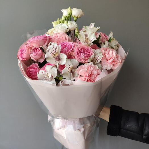 Нежный букет из кустовых роз и альстромерии Алисия