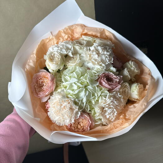 Букет с гортензией, дианиусами и кустовыми пионовидными розами