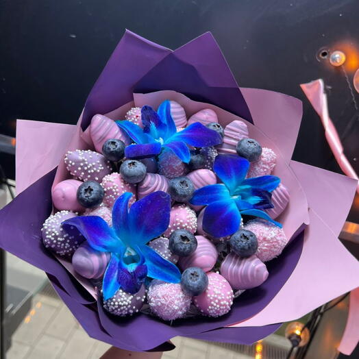 Букет из клубники в шоколаде и орхидей «космос S»