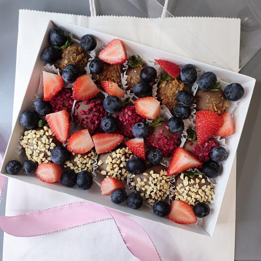 Клубника в шоколаде ассорти с голубикой подарок маме