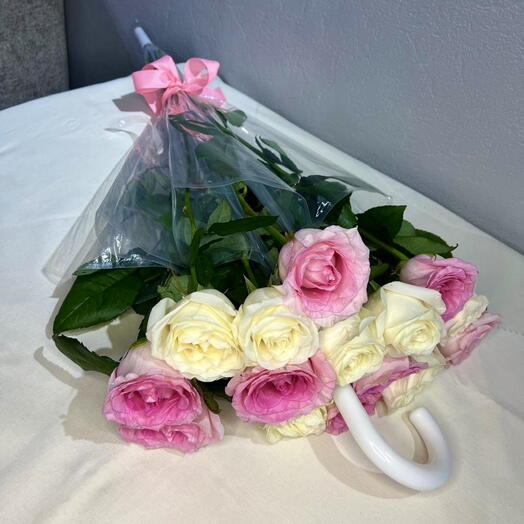 O,da! Бело-розовый букет в зонтике