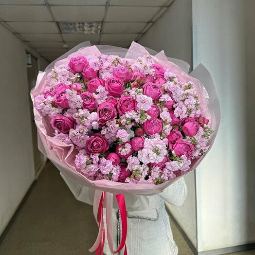 Пионовидные розы и матиоллы