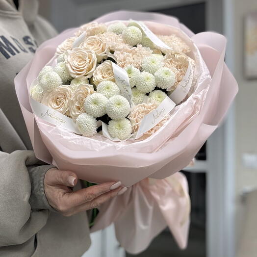 Персиковый с хризантемами ,диантусами,кустовыми розами