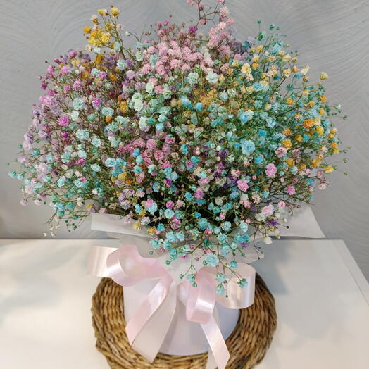 Цветная гипсофила в шляпной коробке