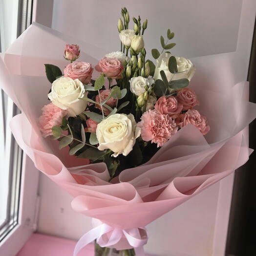 Ramo con rosas arbustivas, eustoma, Dianthus, eucalipto