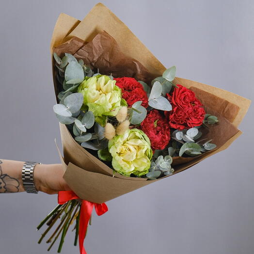 Пионовидные розы Вегги и Ред Монстрю с лагурусом и эвкалиптом AB269