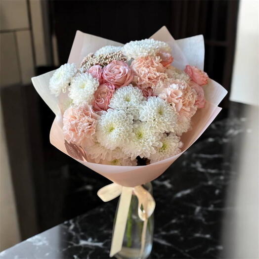 Букет из пионовидной розы, кустовой хризантемы, озатамнуса