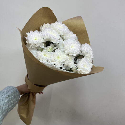 Букет из кустовой хризантемы в крафт бумаге