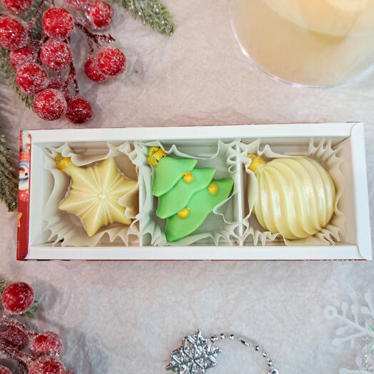 Новогодний подарочный набор из трех шоколадных конфет (номер 2)