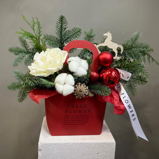 Новогодняя композиция в сумочке с нобилисом и розой «Санта»