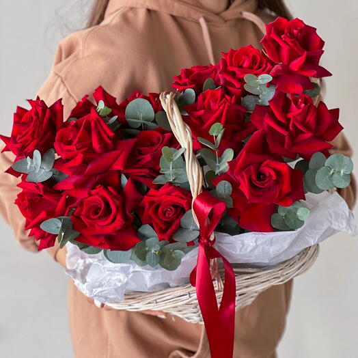 Корзина с красными французскими розами 134