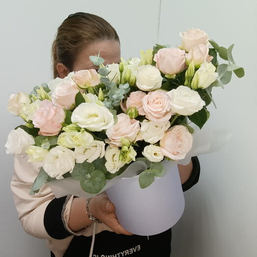 Композиция в коробочке эустома и роза пионовидная кустовая
