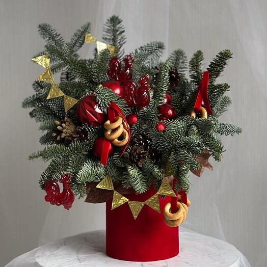 Новогодняя композиция в красных оттенках в шляпной коробке