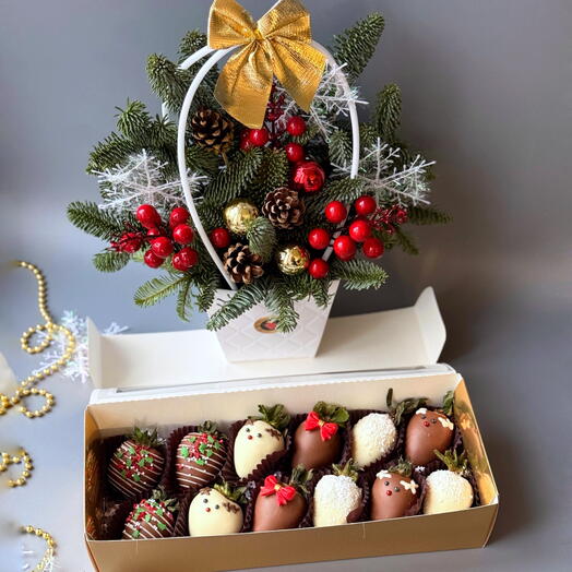 Клубника в бельгийском шоколаде 12 ягод и еловый букет