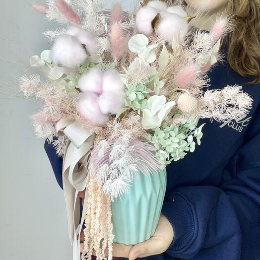 Композиция «Лазурный берег» с хлопком, амарантом, лагурусом в интерьерной керамической вазе