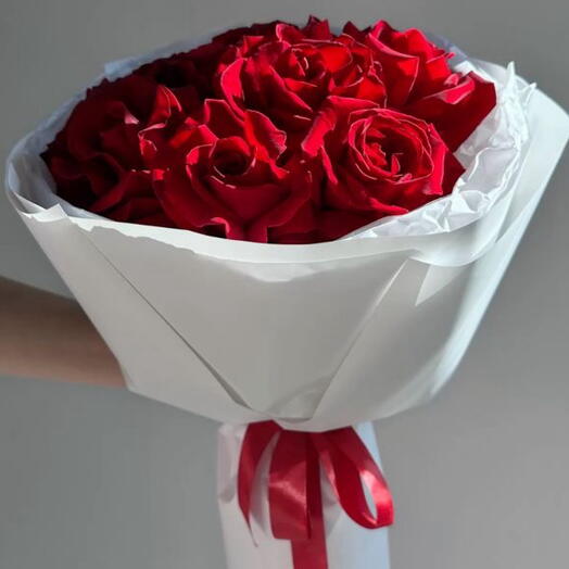 Французские красные розы в стильной упаковке🌹