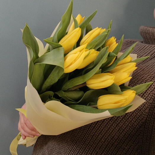 Букет 15 желтых тюльпанов