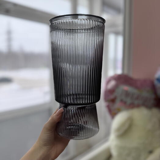 Черная стильная ваза