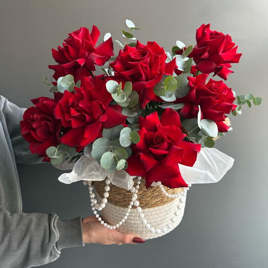 Лукошко с красными ажурными розами️