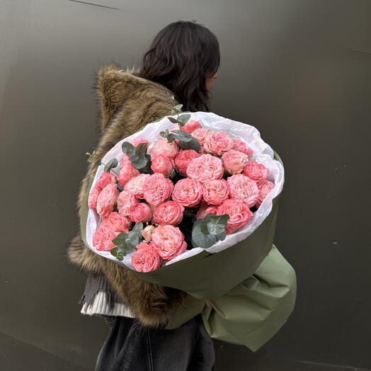 Чувства без слов - утонченный букет из 9 пионовидных роз с ароматным эвкалиптом