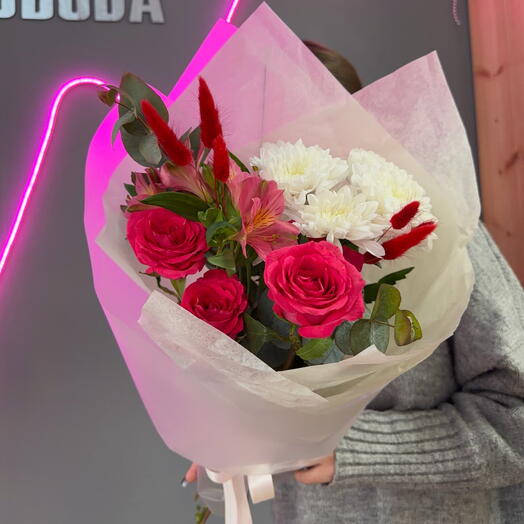 Яркий сборный букет комплимент с кустовой розой💐