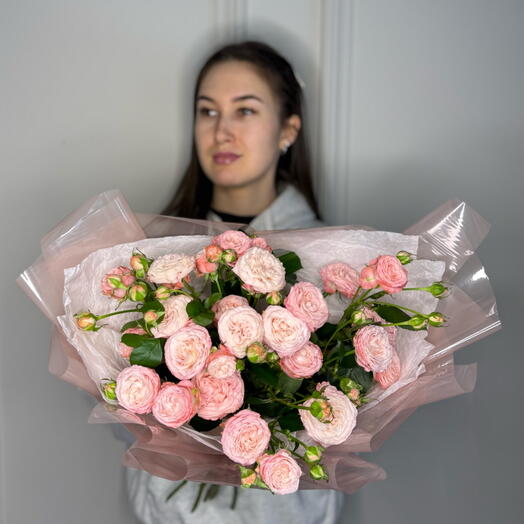 Букет из нежно-розовых кустовых роз